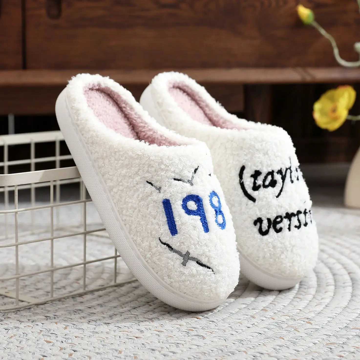 Music Idol 1989 Taylor Letter Embroidery Stuffed Home Thick Sole Plaid Fur Cotton Slippers Cute Warm Non-Slip Indoor Slippers Gift for Friends S260305
