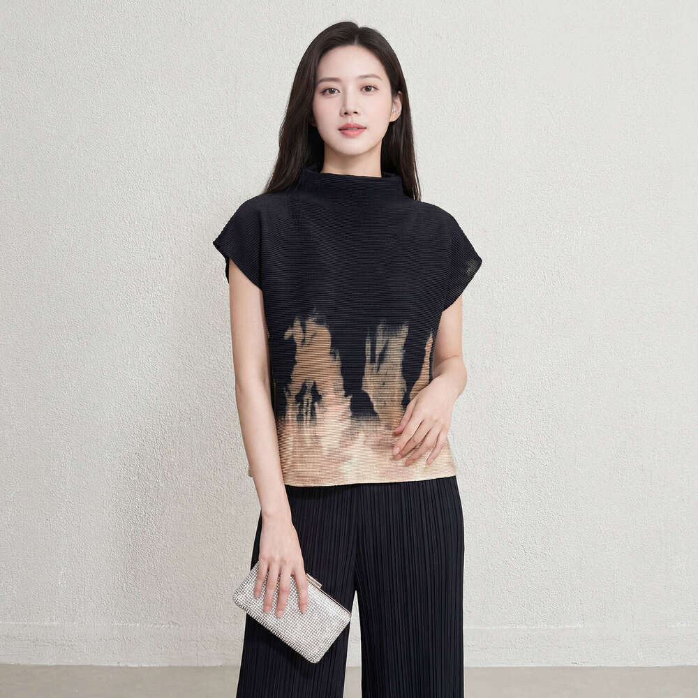 Miyake-style unique pleated T-shirt, new summer model, loose-fitting short-sleeved half-high collar printed top Designer for women