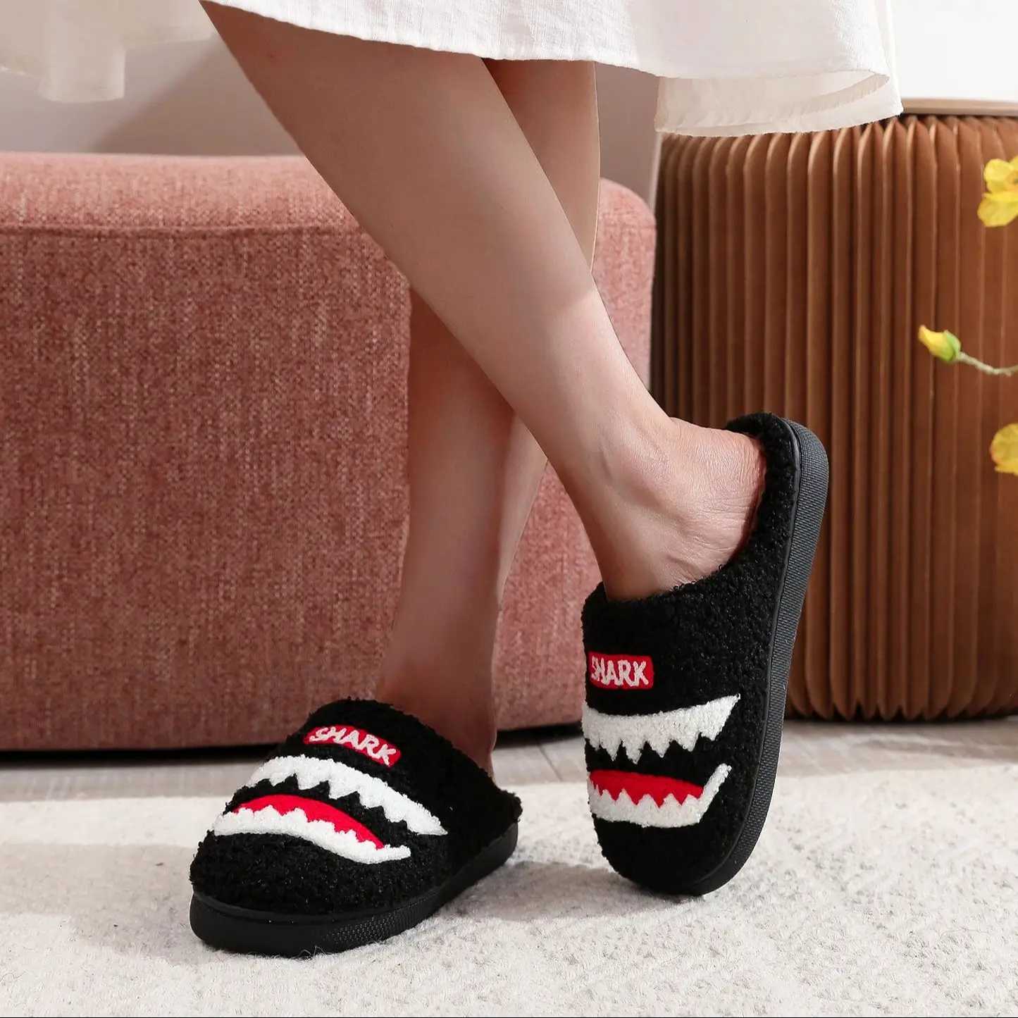 Shark Pattern Embroidery stuffed Home Platform Cozy Fur Slippers Black Warm Non-slip Indoor Slippers Couple Men Women Wearable casual Slippers S260305