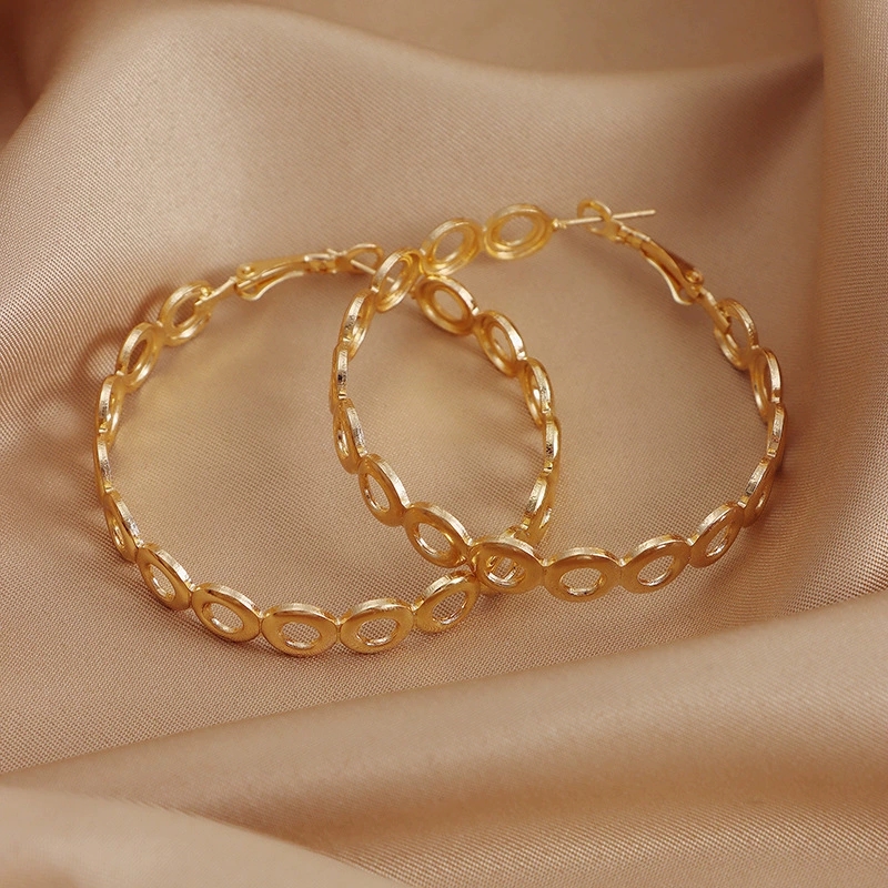 Sleek Design Gold Tone Ear Ringset with Trendy Simplicity