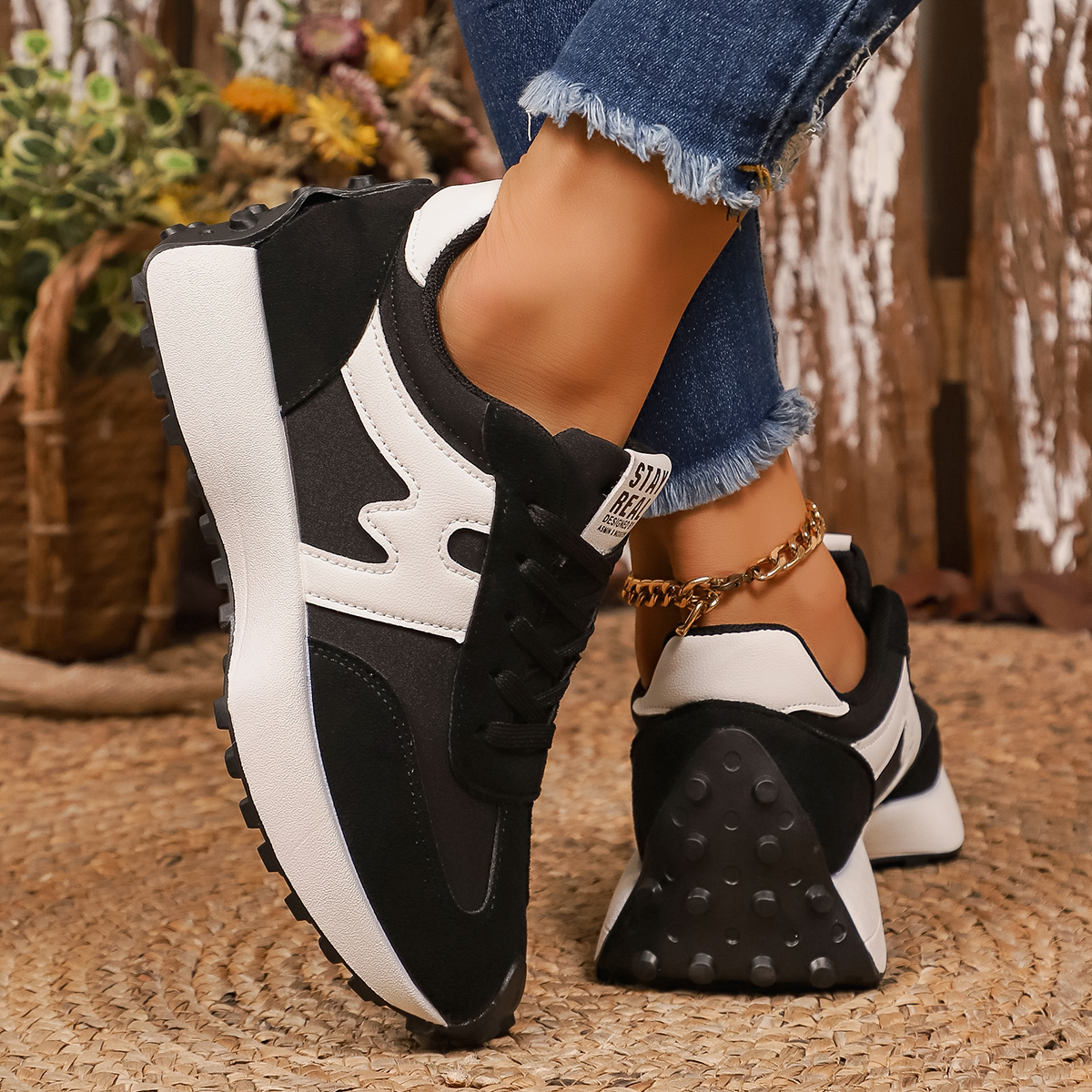 Designer Women Sneakers Thick Bottom Casual Fashionable Sport Shoes Women Lightweight Running Shoes Comfortable Sneakers Women 2026 new women's t