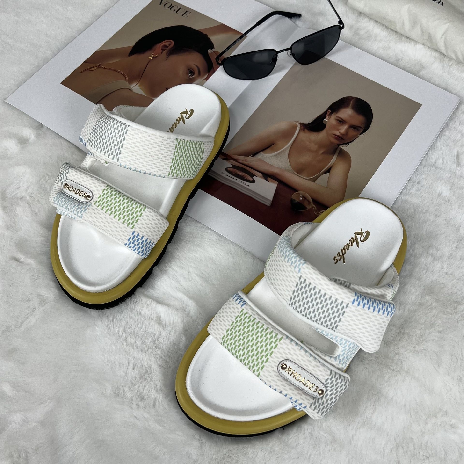 Free delivery Leisure slippers Fashionable and wear-resistant slippers with anti slip sole for commuting and going out without slipping