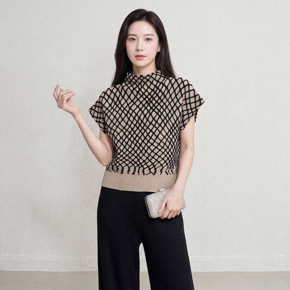 Designer Miyake-style loose-fitting slimming top for women, summer commuting versatile women's clothing, vintage plaid pleated short-sleeve T-shi