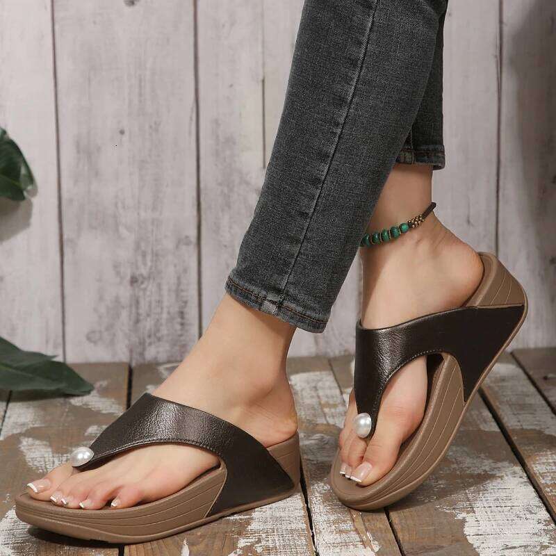2025 Summer New Fashionable Versatile Slippers Outdoor Non slip Comfortable Flip flops Casual Women's Coolers