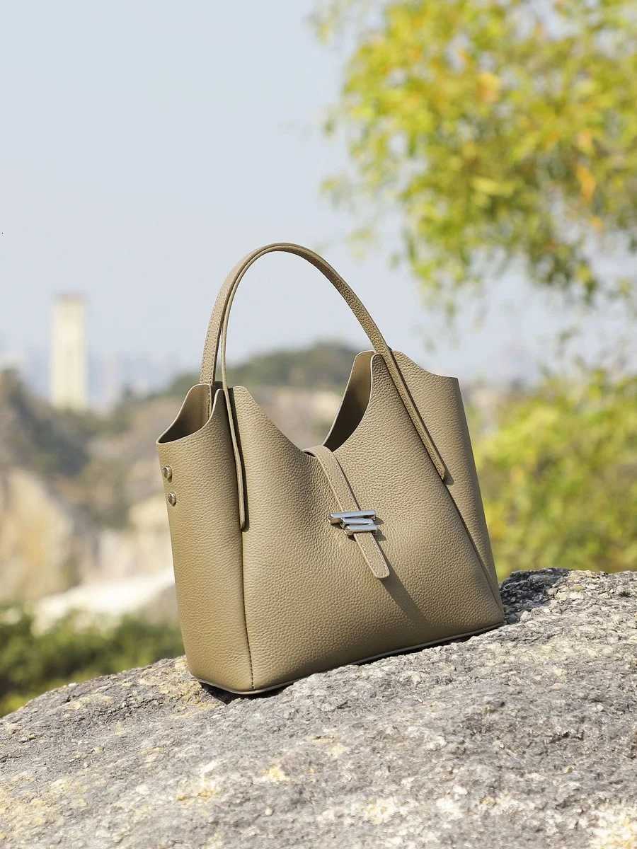 2025 Genuine Leather Womens Bag Daily Commuter Handbag Design Cow Leather Shoulder Bag Fashion Chime Bag Handbag H260306