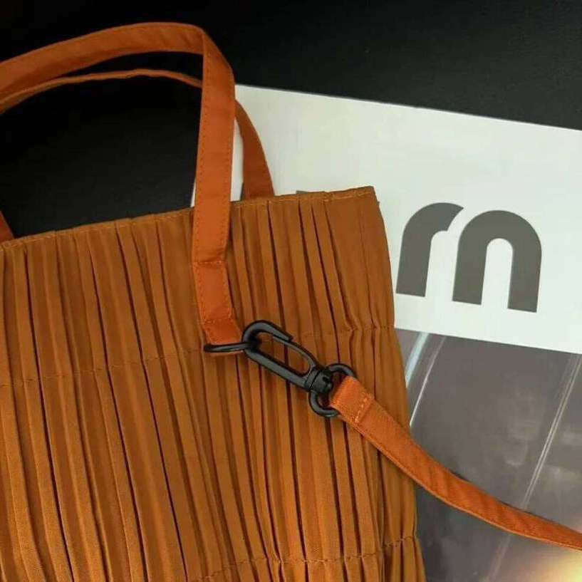 TAURUSCIAGA Pleated Solid Color Fashion Casual Original Design Creative Large Capacity Handbag 2025 New Noble Temperament Bag
