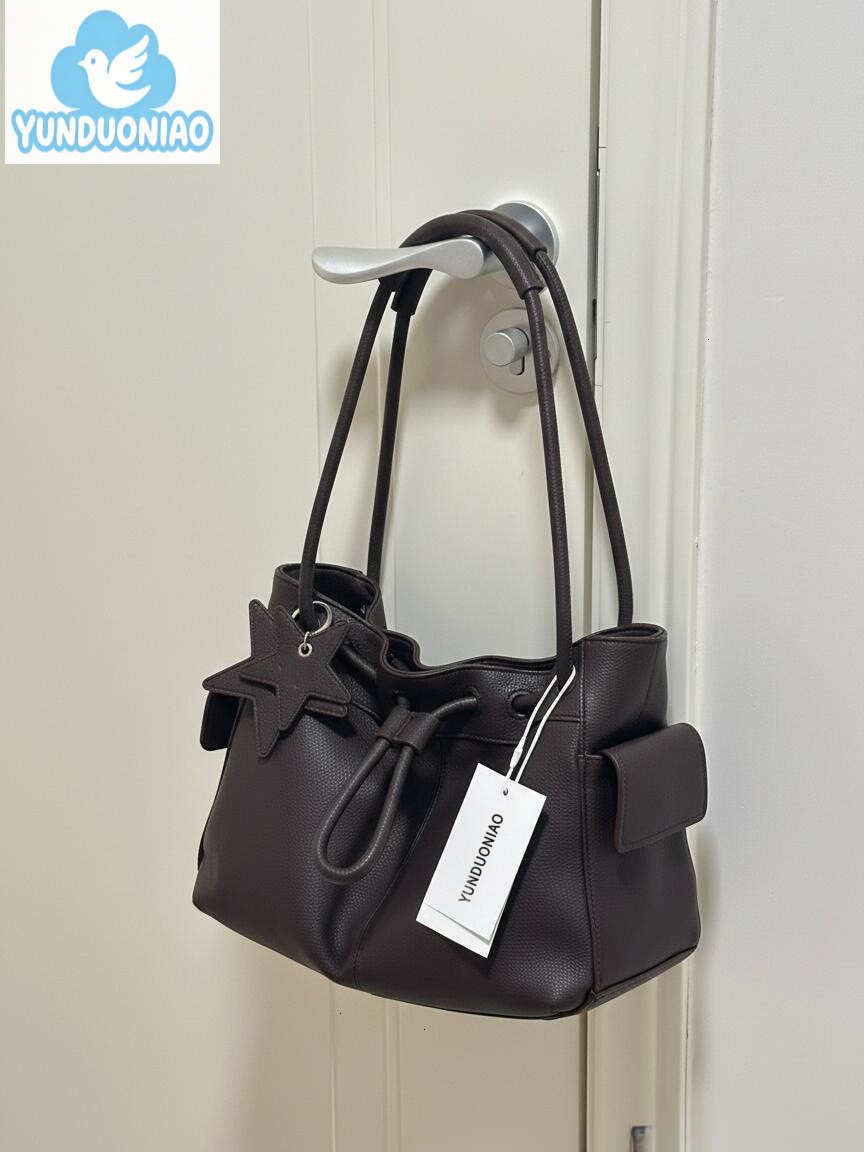 YUNDUONIAO new pattern soft leather drawstring bag, large capacity commuting handbag, casual cloud bag, women's hand-held shoulder bag