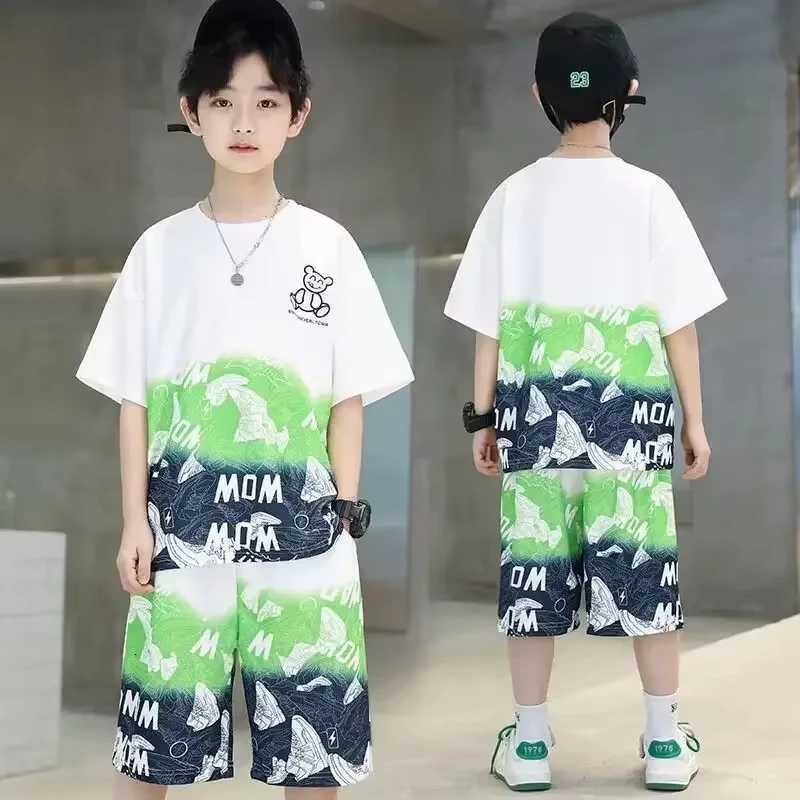 This boys' monogram bear short-sleeve set is breathable, comfortable, and trendy, making it a luxurious casual sports two-piece set for summer.T2