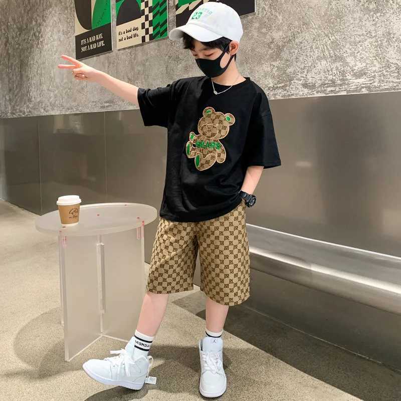This boys' monogram bear short-sleeve set is breathable, comfortable, and trendy, making it a luxurious casual sports two-piece set for summer.T2