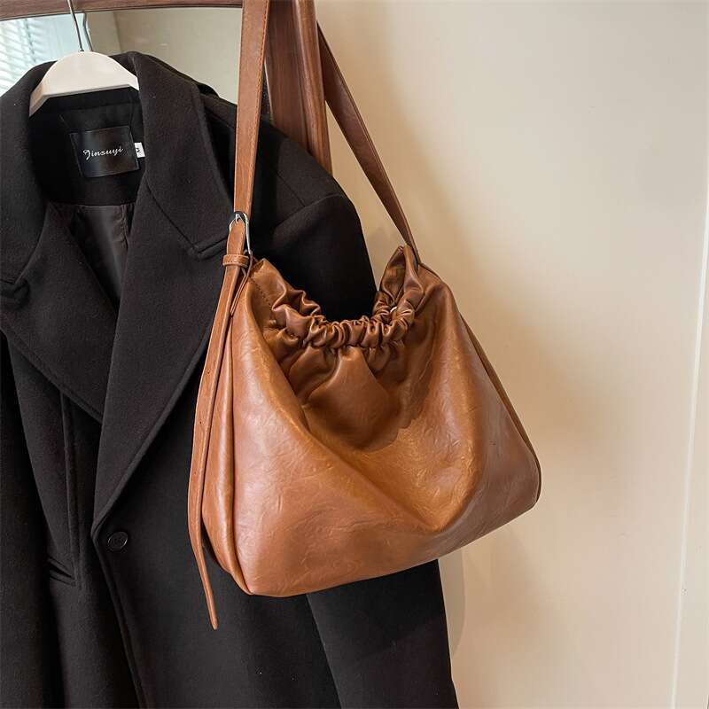 Korean Version Of The Simple Commuter Large Capacity Female New Retro Texture Shoulder Versatile Bucket Tote Bag XIU LAI SI