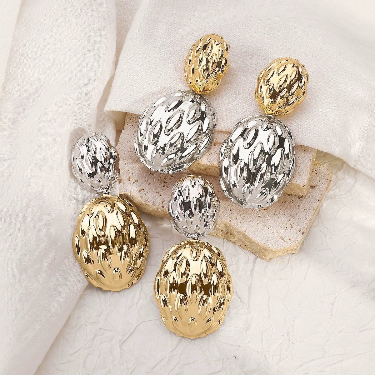 Fashionable Silver Tone Ladies' Heart-Themed Bangle Clips with Unique Emblems