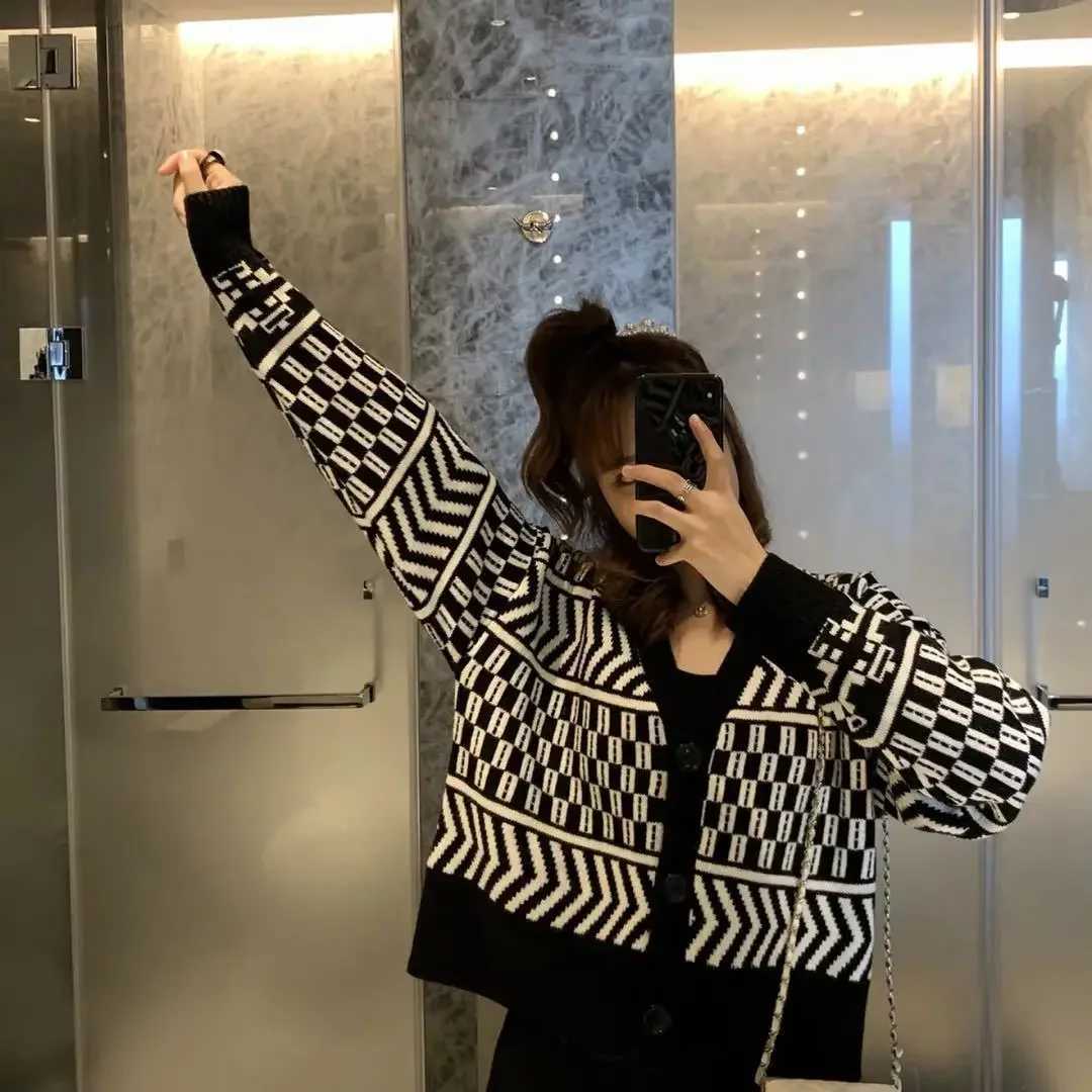 Womens Clothing Korean V-neck Sweaters 2023 New Fashion Loose Coat Ladies Autumn Winter Thick Warm Buttons Vintage Cardigan M260306