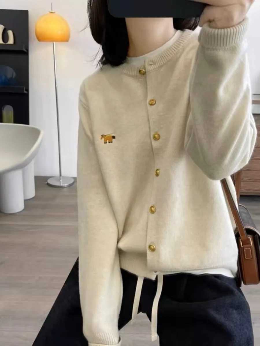 Long-sleeved Cashmere cardigan women sweater cashmere knitted O-neck Cashmere cardigan sweater coat Autumn and Winter M260306