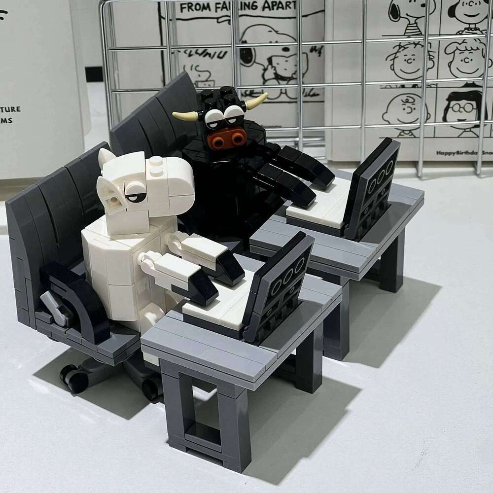 2026 New Hot Building Block Cattle Horses Shrimp Model Figurines Assembly Randomly Mixing Internet Celebrity Creative Parodies Z260305