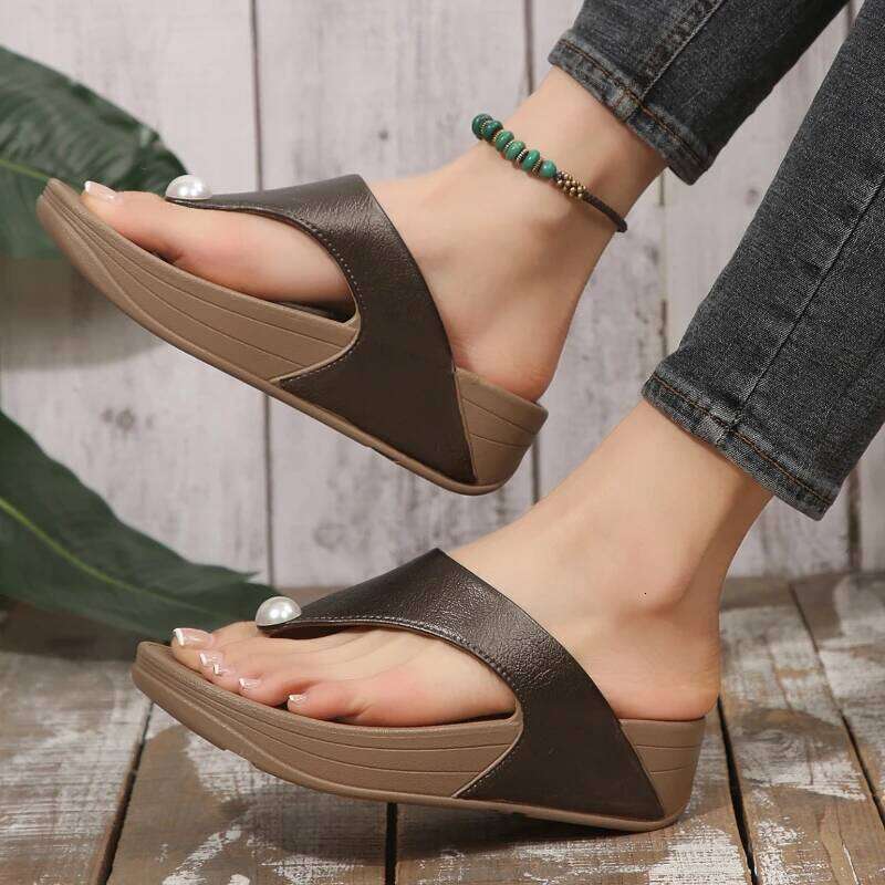 2025 Summer New Fashionable Versatile Slippers Outdoor Non slip Comfortable Flip flops Casual Women's Coolers