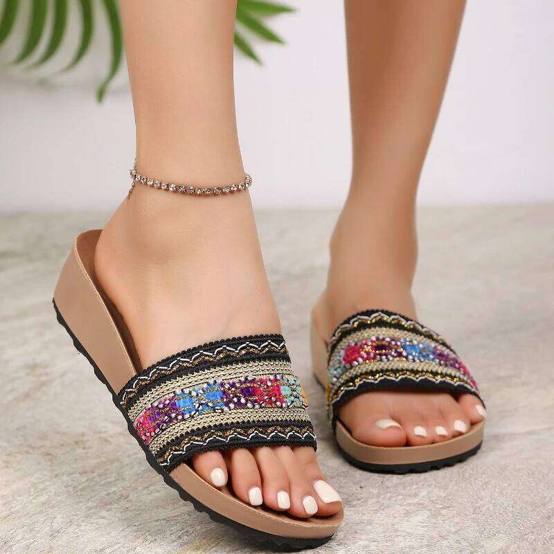 New outdoor casual flat shoes with exposed toes anti slip and wear-resistant women's sandals for the summer of 2026