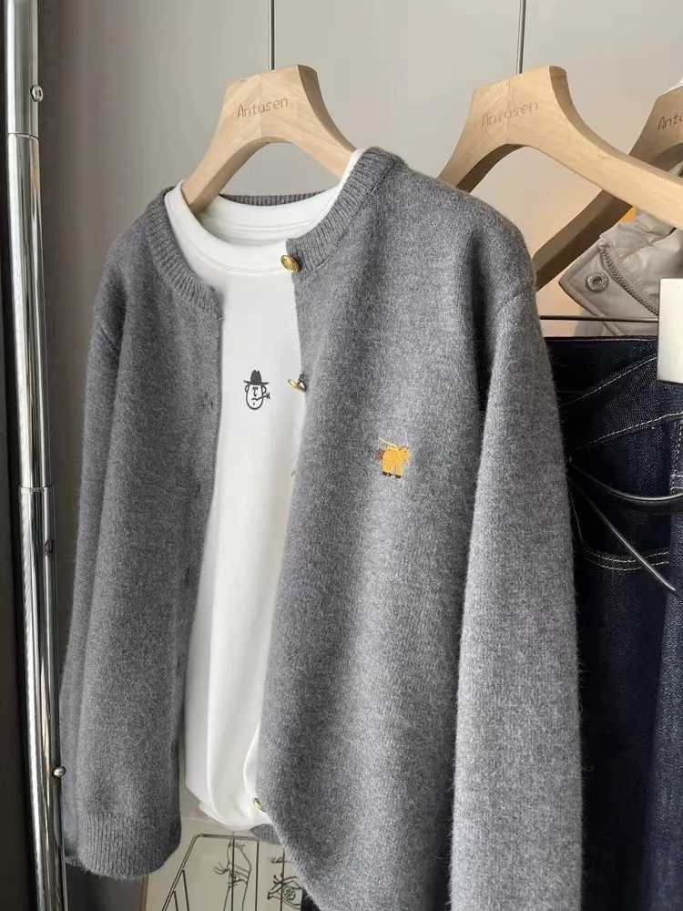 Long-sleeved Cashmere cardigan women sweater cashmere knitted O-neck Cashmere cardigan sweater coat Autumn and Winter M260306