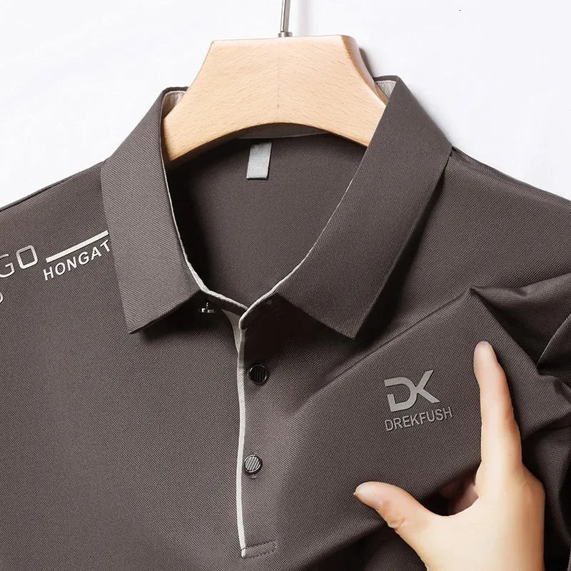 Mens Business Casual Short Sleeved Shirt with Badge Solid Color Polo Shirt Fashionable Breathable Comfortable Versatile Top 260304