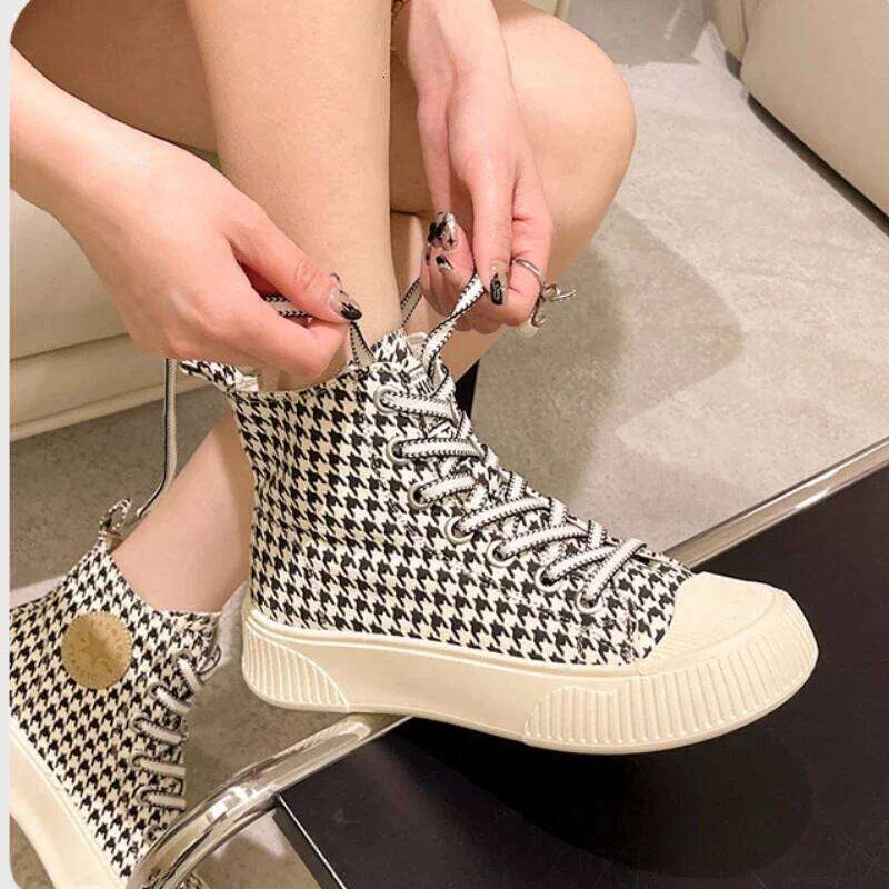 High-top canvas female 2025 new foreign gas breathable hundreds of small white flat bottom casual board shoes