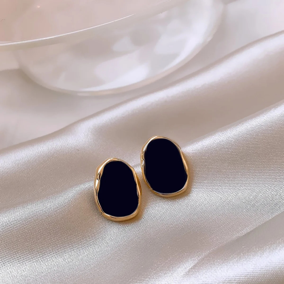 Korean Retro Black Geometric Small Fashion Light High end Sense Earrings Womens Jewelry 260302