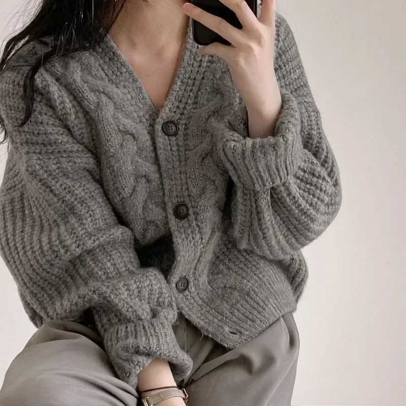 2024 French Retro Twist Cardigan sweater Women Spring and Autumn New Gentle Sle Lazy Loose V-neck All-Match Knitted Outerwear M260306