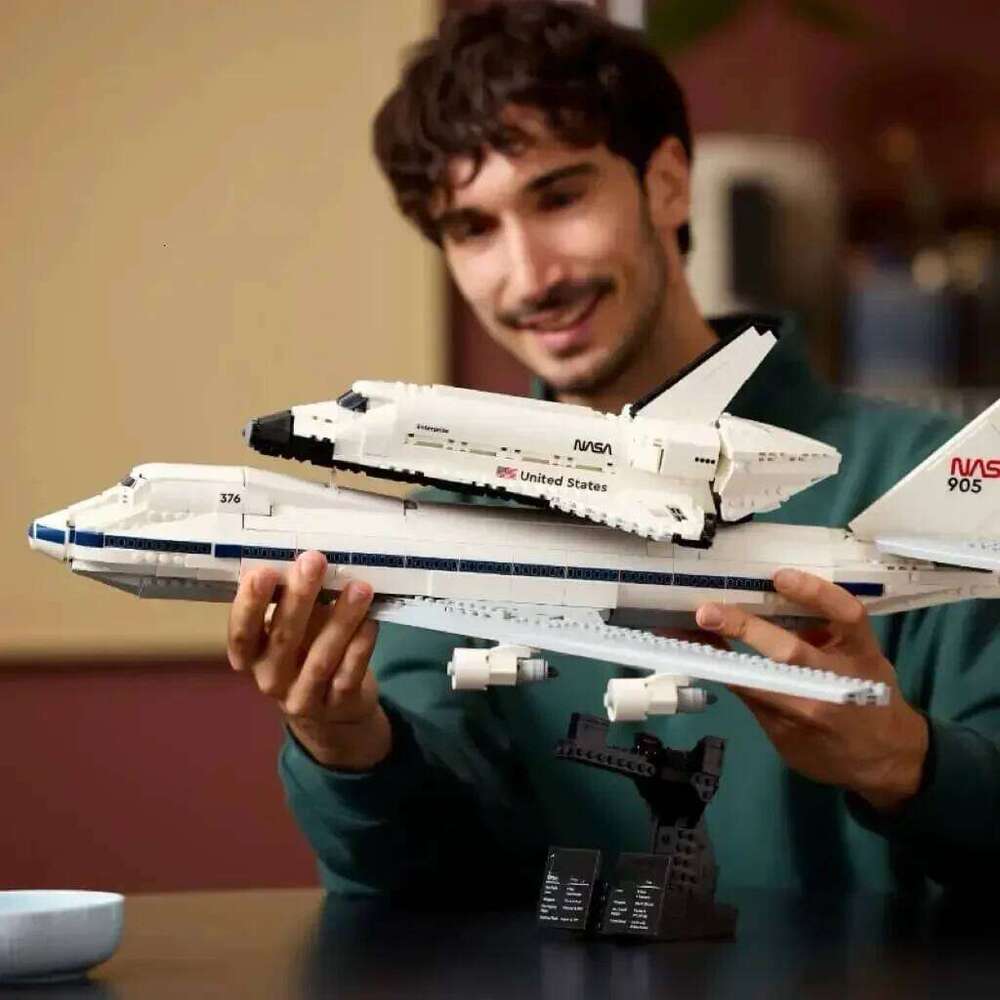 The 2025 new type of shuttle compatible transport building block space aircraft assembly model, children's educational toy Z260305