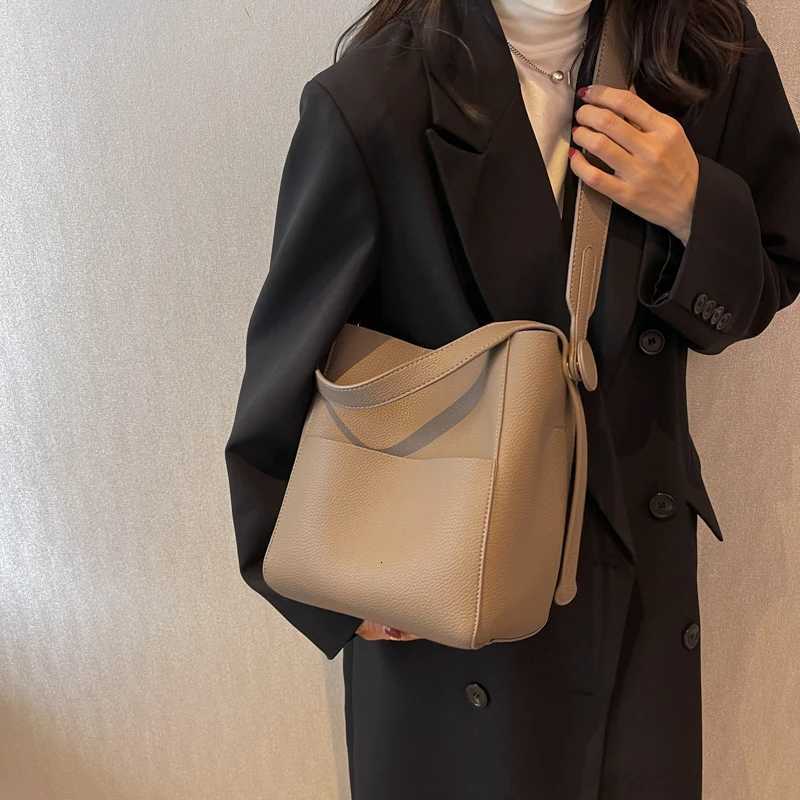 2025 Wide Strap Message Handbag Women Shoulder Bags Leather Soft Casual Bucket Large Capacity Simple Multi-function Tote H260306
