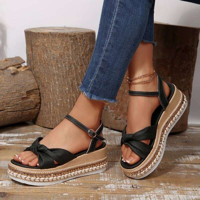 2026 new women's thick soled casual with exposed toes fashionable retro anti slip one-piece buckle strap sandals