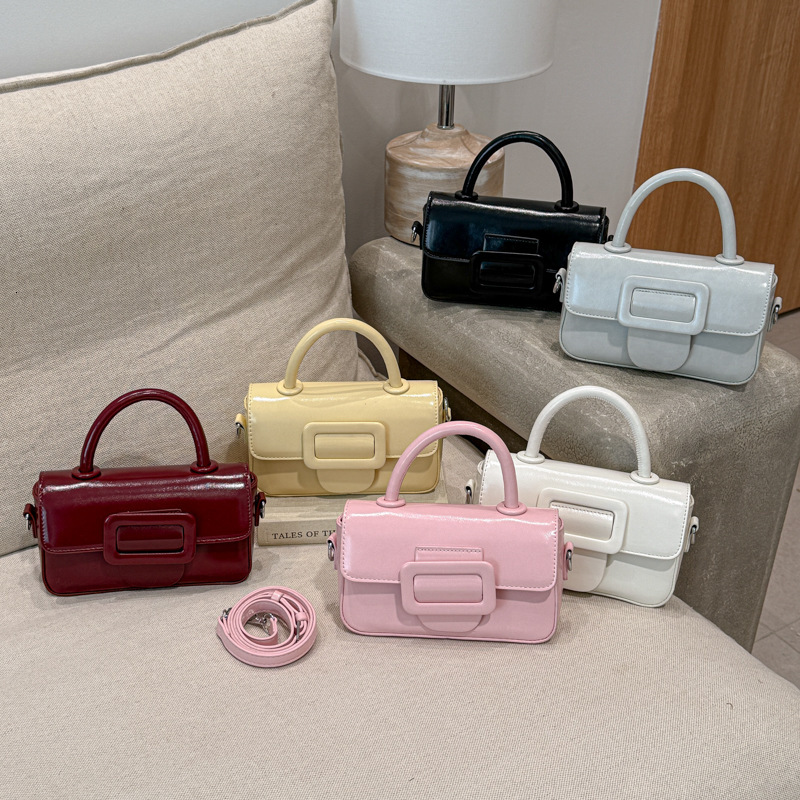 High end retro small square handbag, a new niche shoulder bag and crossbody bag designer bag suitable for women's daily commuting