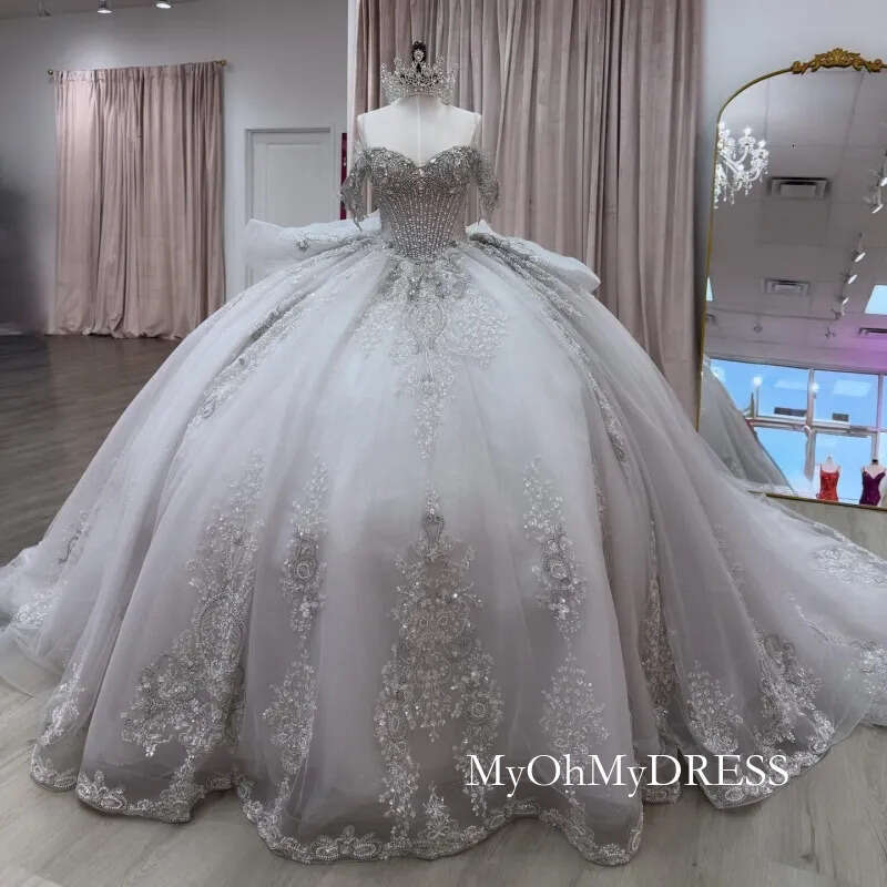 White Shiny Princess Off The Shoulder Sweet 16 Dress Quinceanera Dresses Sequin Applique Beading Crystal Bow Tull Party Birthday Vestidos 15 De Anos D