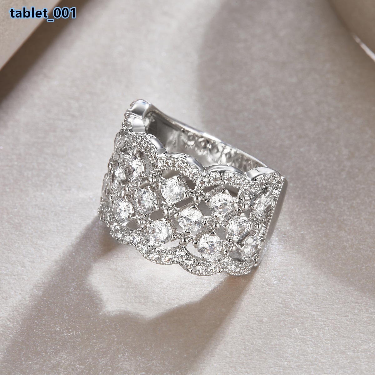 High-quality 925 sterling silver hip-hop ring round moissanite ring