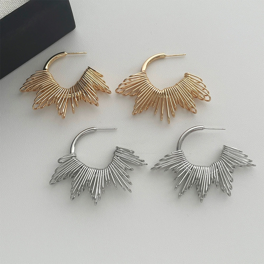 Trendy Hollow Design Geometrical Studs in a Gentle French Aesthetic