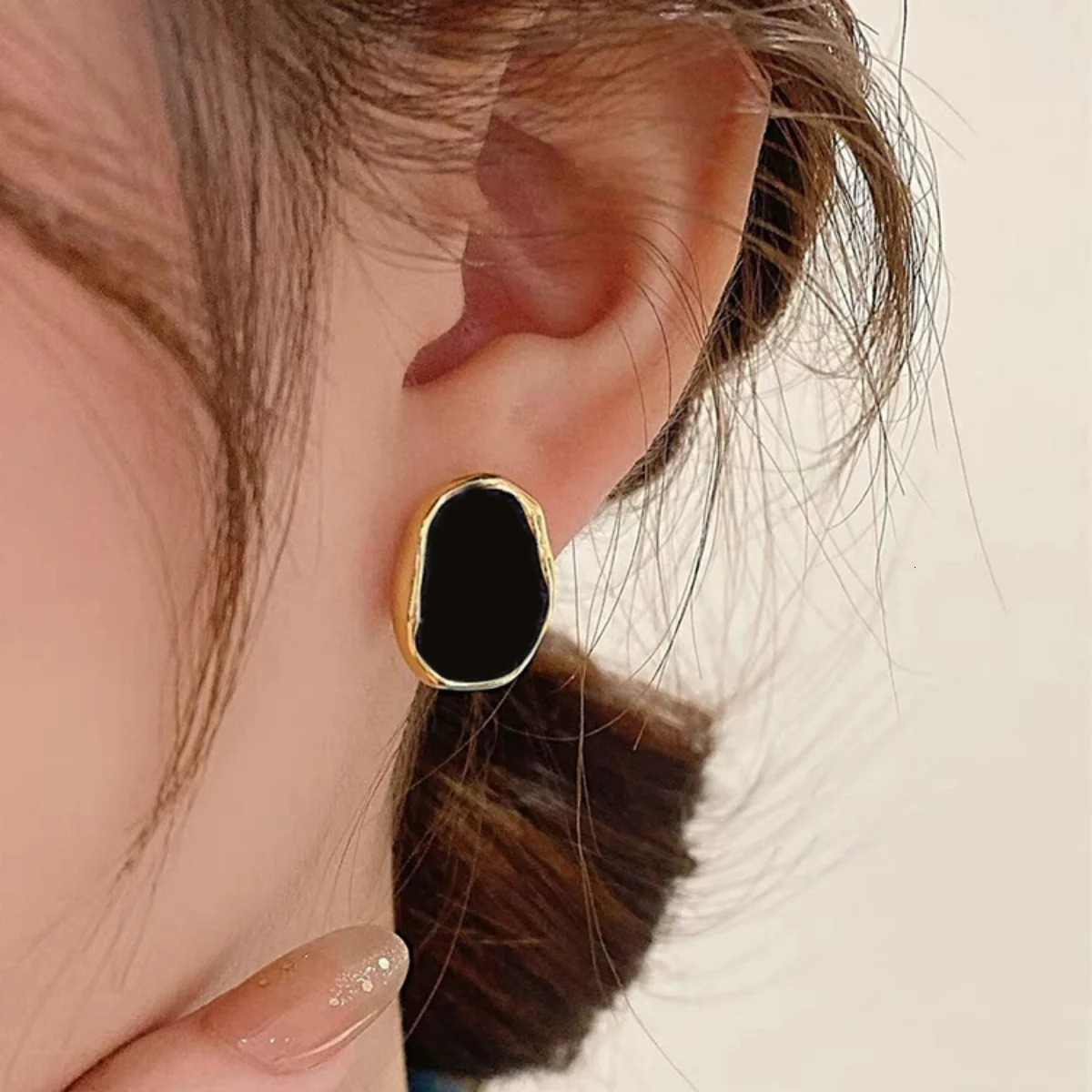 Korean Retro Black Geometric Small Fashion Light High end Sense Earrings Womens Jewelry 260302