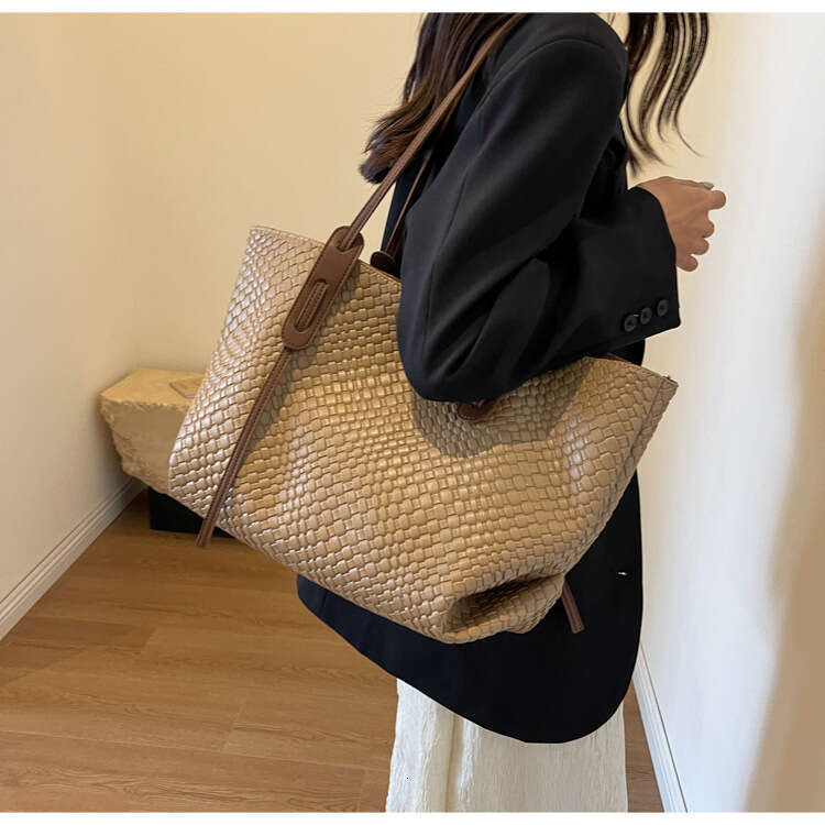 Hot Selling Tote Bag Versatile Retro Luxury Large Capacity Handbag New Ladies Commuter Bags Shoulder Shopping Trav DIDENGLAOREN
