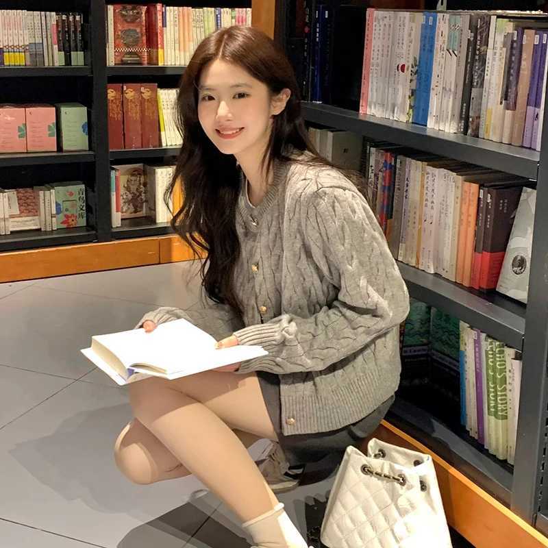 Harajuku Retro Twist Sweater Cardigan Female Casual All Match Cropped Knitted Cardigan Coat Golden Button O-Neck Sweater Jacket M260306