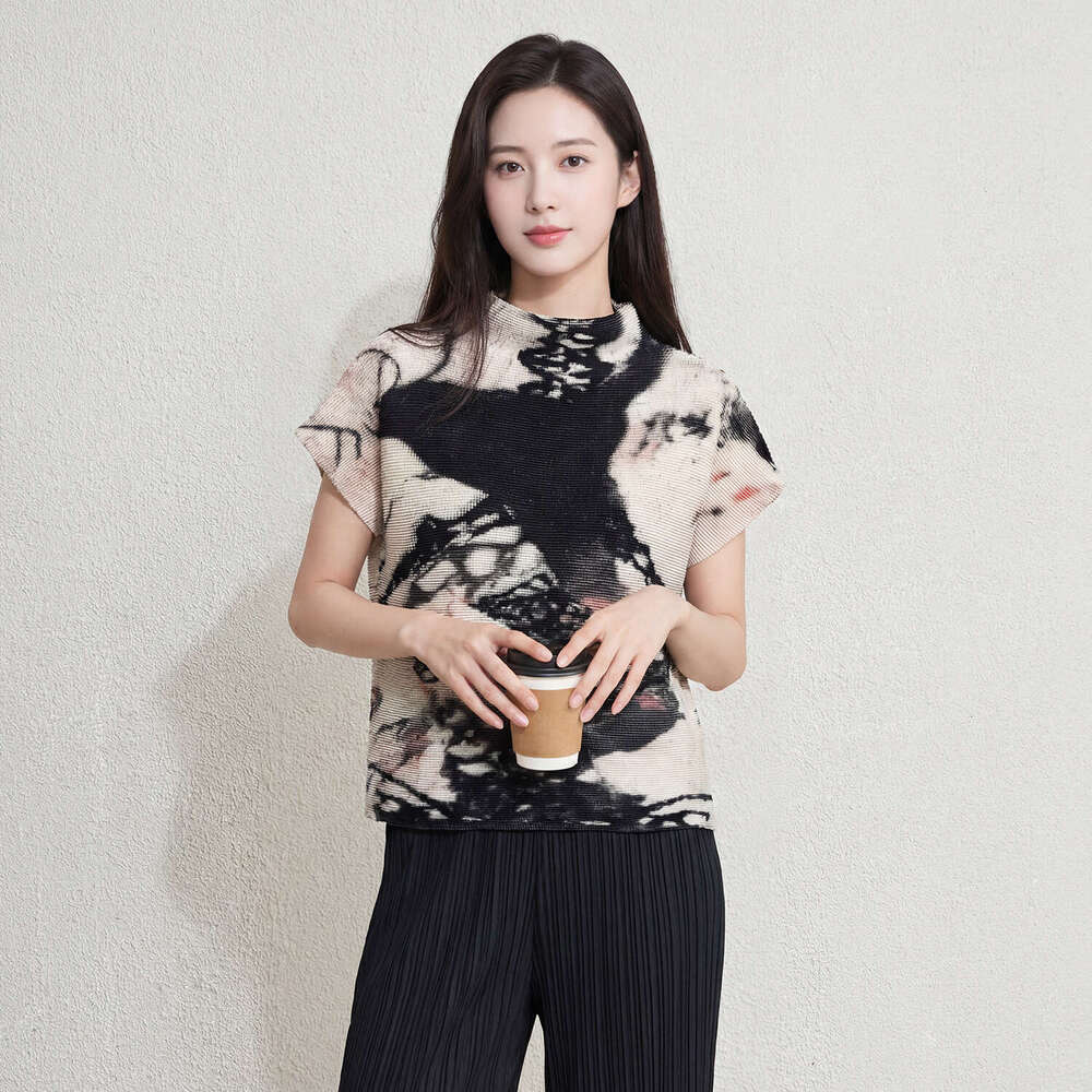 Summer new black and white abstract print pleated T-shirt women, Miyake-style, Designer loose-fitting, elegant, slimming, short-sleeved top for commut