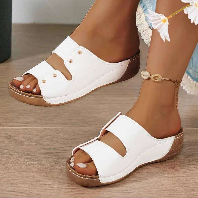 2025 new sandals with exposed toes women's fashionable and casual rivet decoration comfortable wedge slippers