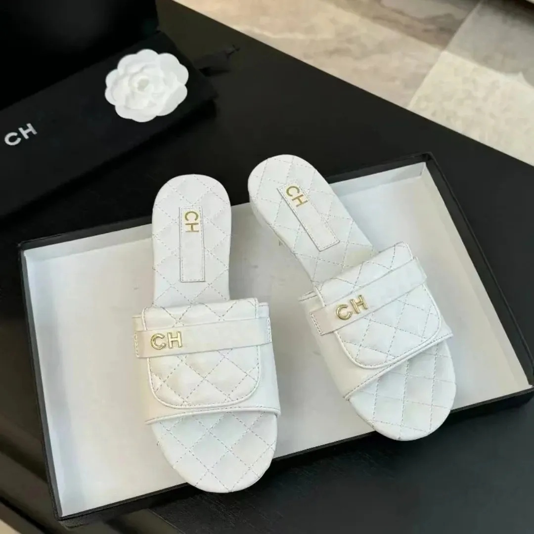 2026ss Designer CC slides Luxury Quilted Leather Slides for Women high quality Flat Sandals women Elegant flat Slippers for Beach & Daily Wear