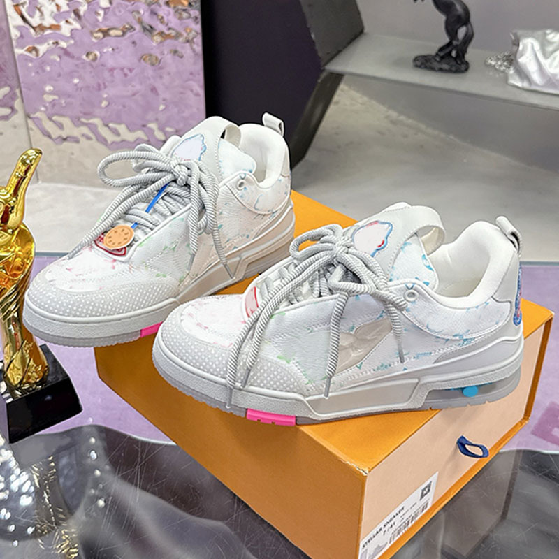 New Men thick soled skateboard shoes colorful floral Womens bread shoes Designer Skate Sneaker top of the line calf leather leather fabric rubber anti slip outsole