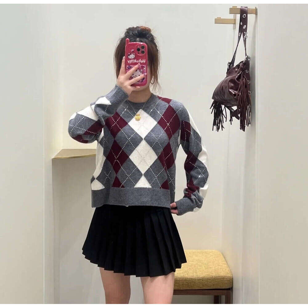 French Elegant 2026 Autumn Winter New Fashion Commuter Diamond-Encrusted Versatile Sweater Knit Top