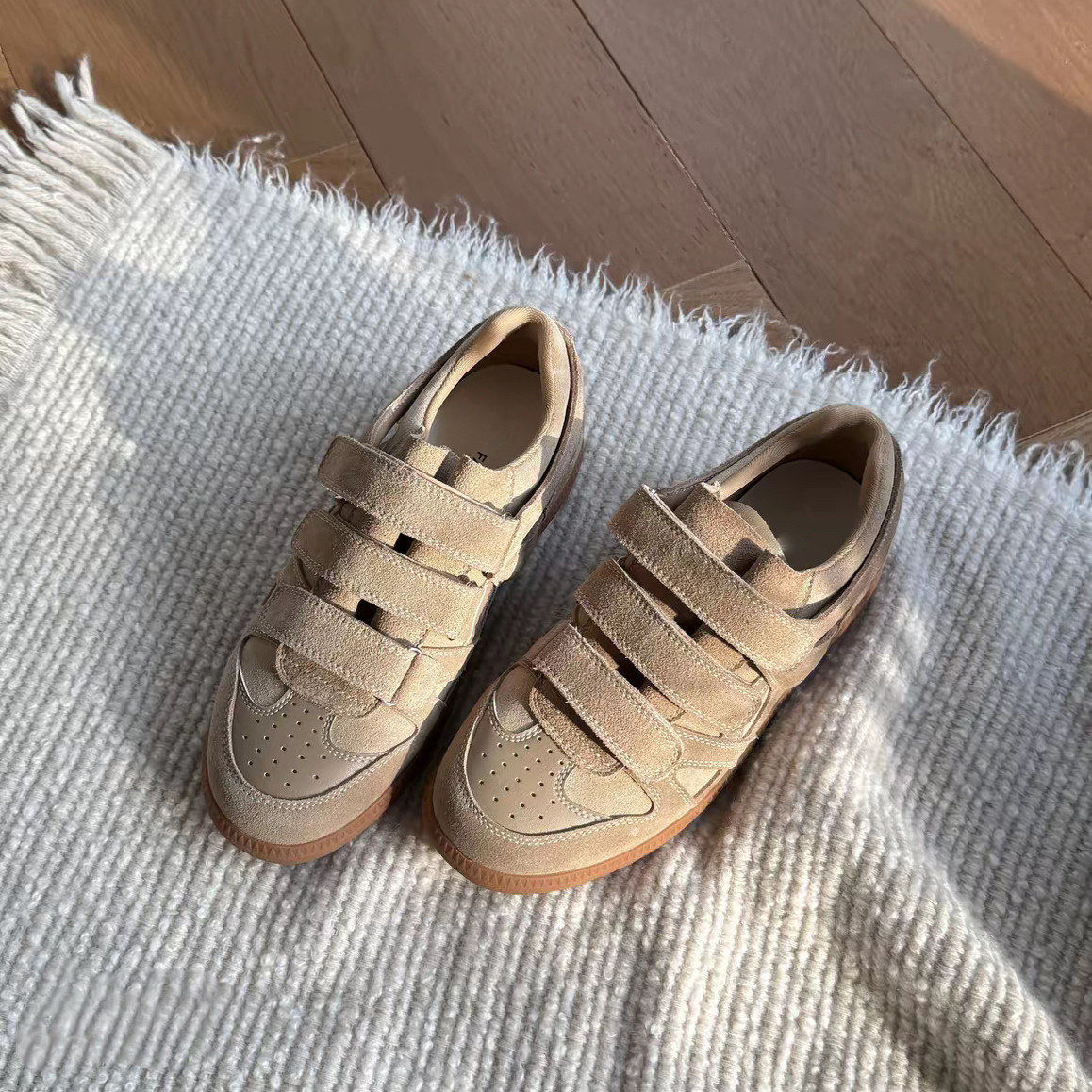 Genuine leather Velcro white shoes for women in spring 2026, new triple strap casual board shoes, retro sports women's shoes, trendy