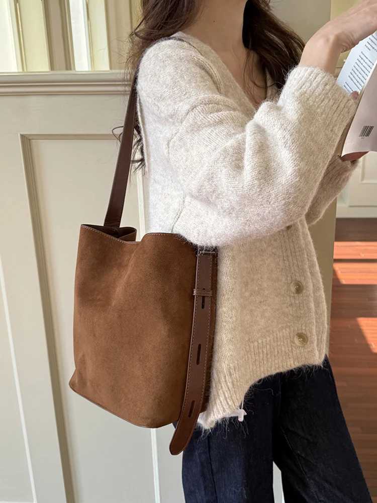2025 New Autumn/Winter Suedette Crossbody Bag Large Capacity Shoulder Bag Fashion Daily Commuter Womens Bag H2603061