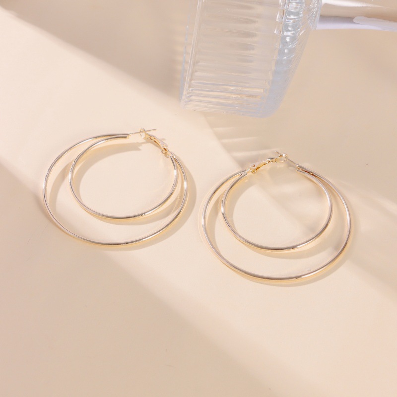 Trendy Stacked Ring Set Featuring Lustrous Metal Rings