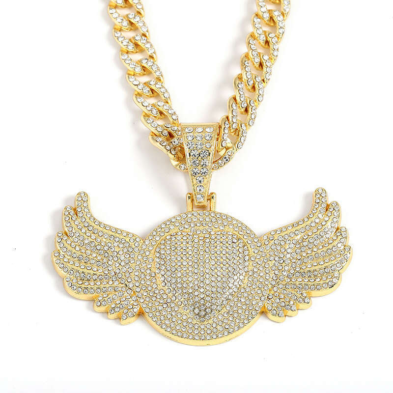 Amazon's best-selling winged diamond pendant, multi-color heart full of diamonds, high-quality electroplated hip-hop Cuban necklace for men and w