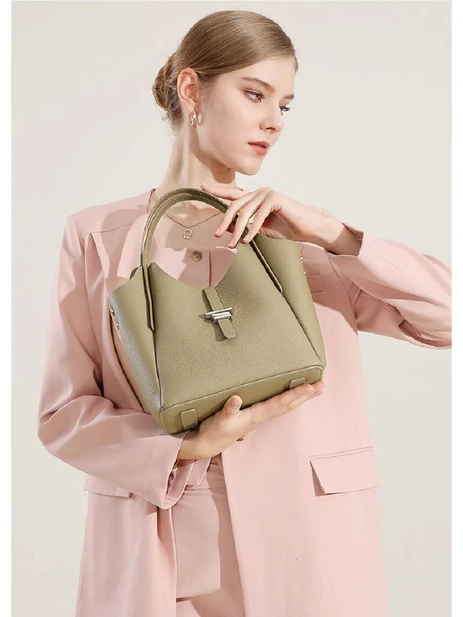 2025 Genuine Leather Womens Bag Daily Commuter Handbag Design Cow Leather Shoulder Bag Fashion Chime Bag Handbag H260306