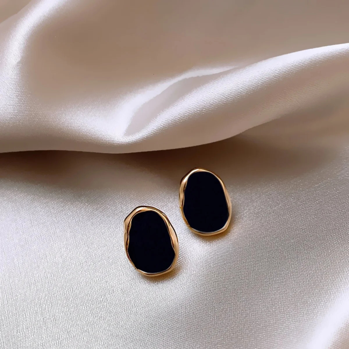 Korean Retro Black Geometric Small Fashion Light High end Sense Earrings Womens Jewelry 260302