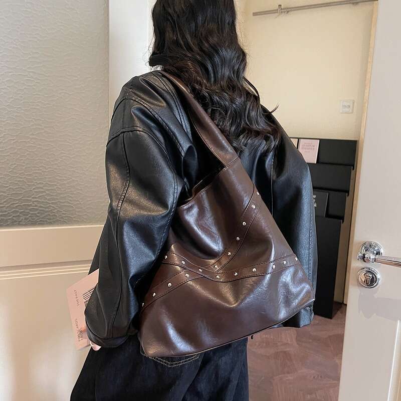 Hot Selling Retro rivet motorcycle bag, retro hand-held tote bag, women's large-capacity commuting single-shoulder bucket bag DIDENGLAOREN