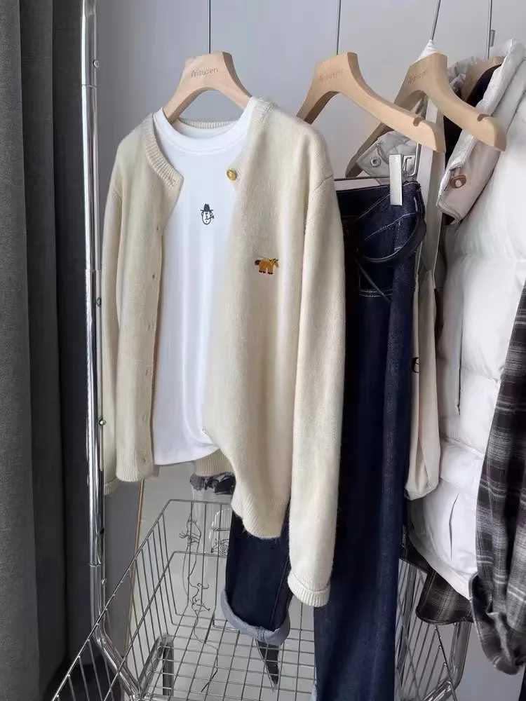 Long-sleeved Cashmere cardigan women sweater cashmere knitted O-neck Cashmere cardigan sweater coat Autumn and Winter M260306