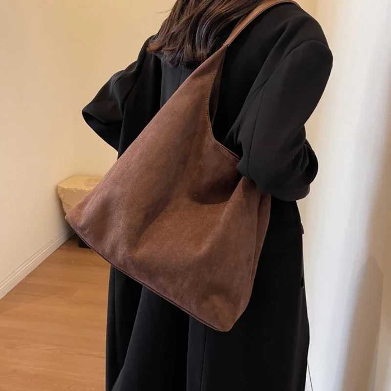 Autumn and Winter Vintage Womens Bag Large Capacity Suede Shoulder Bag Solid Color Simple Casual Commuter Bag Handbags H260306