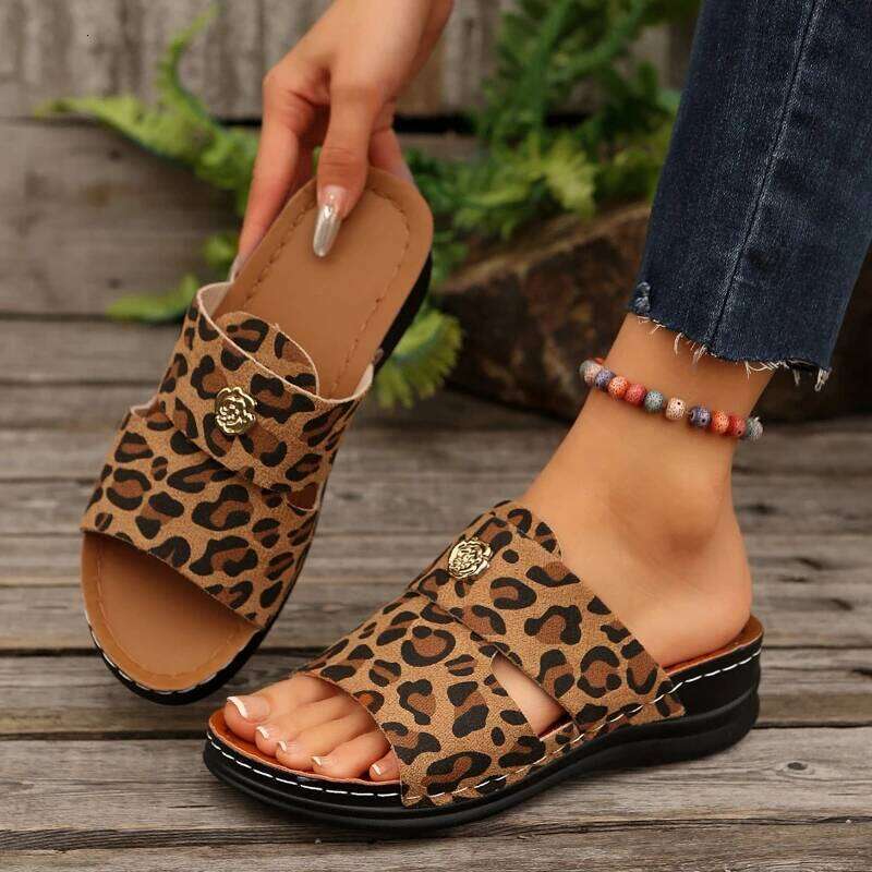 2026 Summer New Fashionable Leopard Pattern Design Casual Outdoor Non slip Wear resistant Comfortable Sandals
